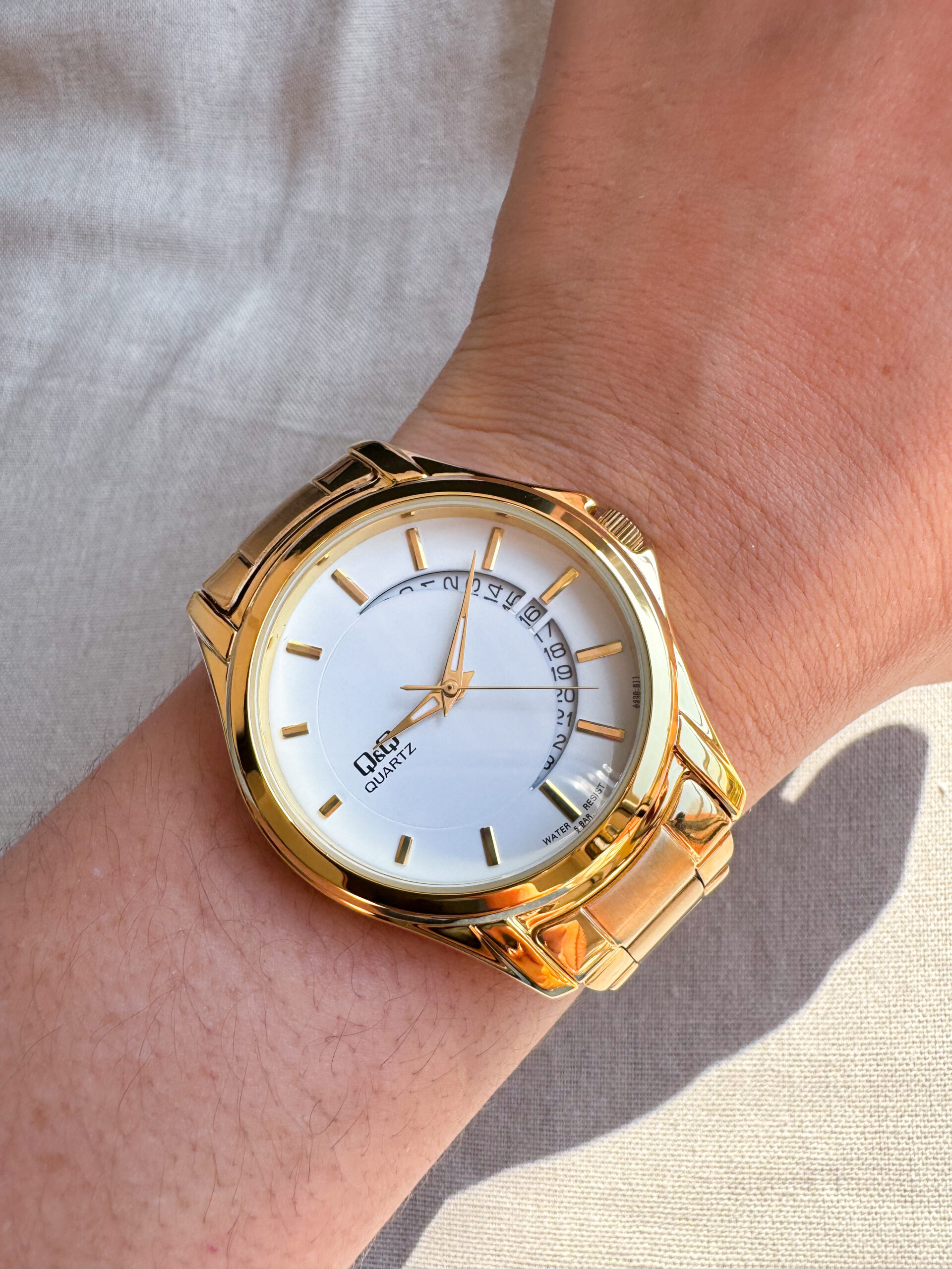 Reloj Q&Q Unisex dorado con calendario Ardentia