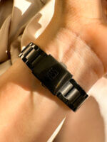 Y23058 07 YESS NEGRO CUADRADO BORDE DORADO BROCHE