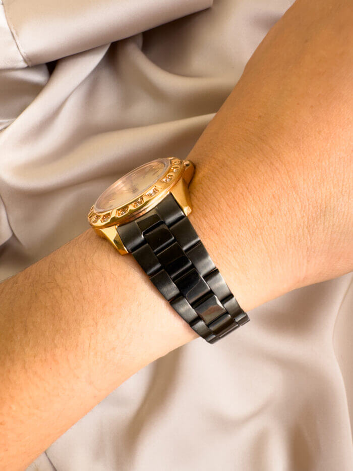QYQ 981 NEGRO PEQUEÑO FONDO DORADO PIEDRAS 3 PULSO