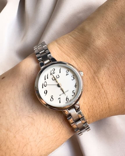 QYQ 55B PLATEADO NUMEROS PEQUEÑO PULSO DELGADO
