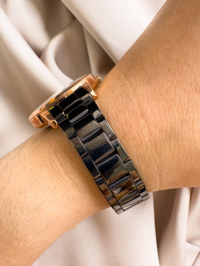 Reloj QYQ negro para mujer - Imagen 2