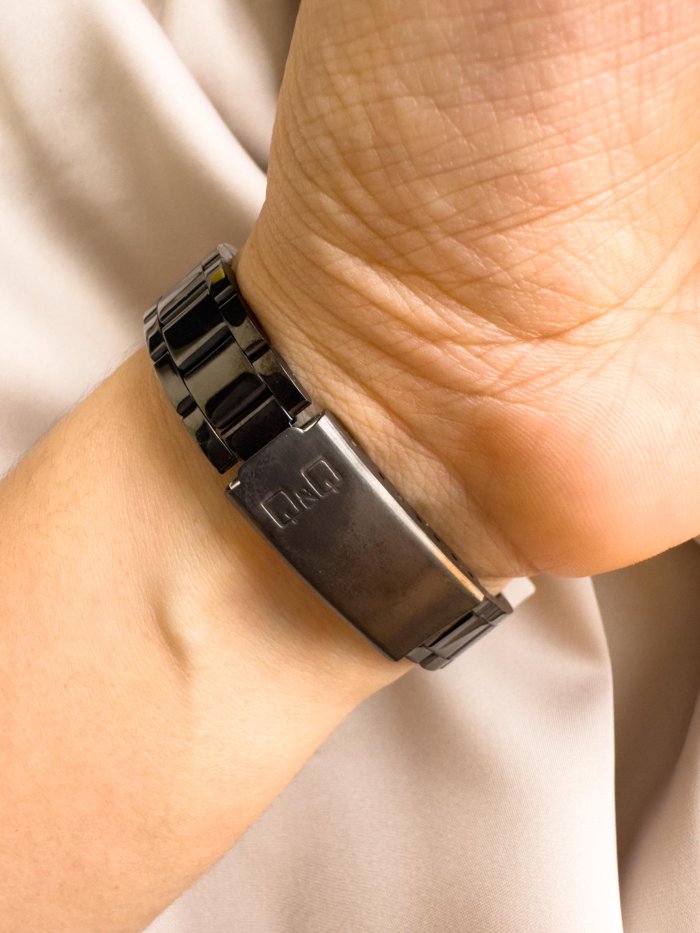 Reloj QYQ negro para mujer - Imagen 3