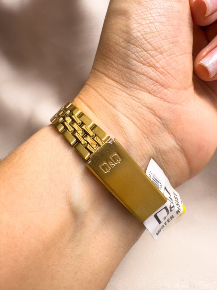 Reloj QYQ Dorado pequeño - Imagen 3