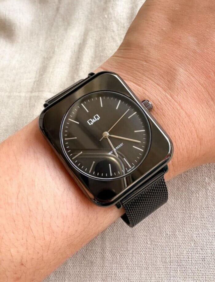 Reloj QYQ unisex en malla negro - Imagen 1