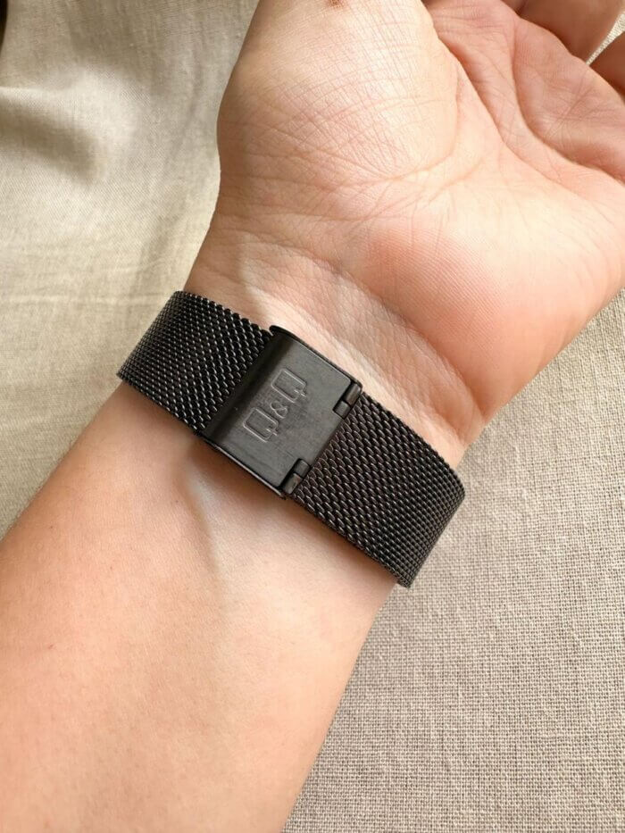 Reloj QYQ unisex en malla negro - Imagen 3