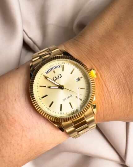 Reloj QYQ dorado en acero