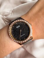 Reloj QYQ negro piedras