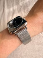 Reloj QYQ unisex en malla plateado fondo azul - Imagen 2