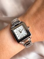 Reloj QYQ plateado pequeño