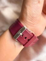 Reloj QYQ digital M158J008Y vinotinto - Imagen 3