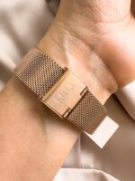 Reloj QYQ B47 ORO ROSA FONDO BLANCO MALLA - Imagen 3