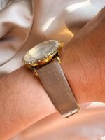 RELOJ QYQ Q04B-004PY CAFÉ - Imagen 2