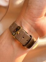 RELOJ QYQ Q04B-004PY CAFÉ - Imagen 3